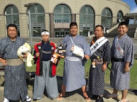 「日本つながるプロジェクト」たすきリレーに参加した鹿児島の西郷どんそっくりさん5人衆。(c)フジテレビ