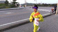 「日本つながるプロジェクト」たすきリレーに参加した琉球舞踊の第1人者・玉城節子氏。(c)フジテレビ