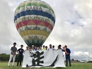 「日本つながるプロジェクト」たすきリレーに参加した佐賀・バルーン競技日本代表。(c)フジテレビ