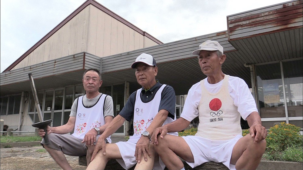 「日本つながるプロジェクト」たすきリレーに参加した1964年の聖火ランナーたち。左から原口幸男氏、梶原重利氏、小田原一幸氏。(c)フジテレビ