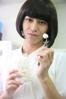 脱脂綿を手に微笑むタカコ。