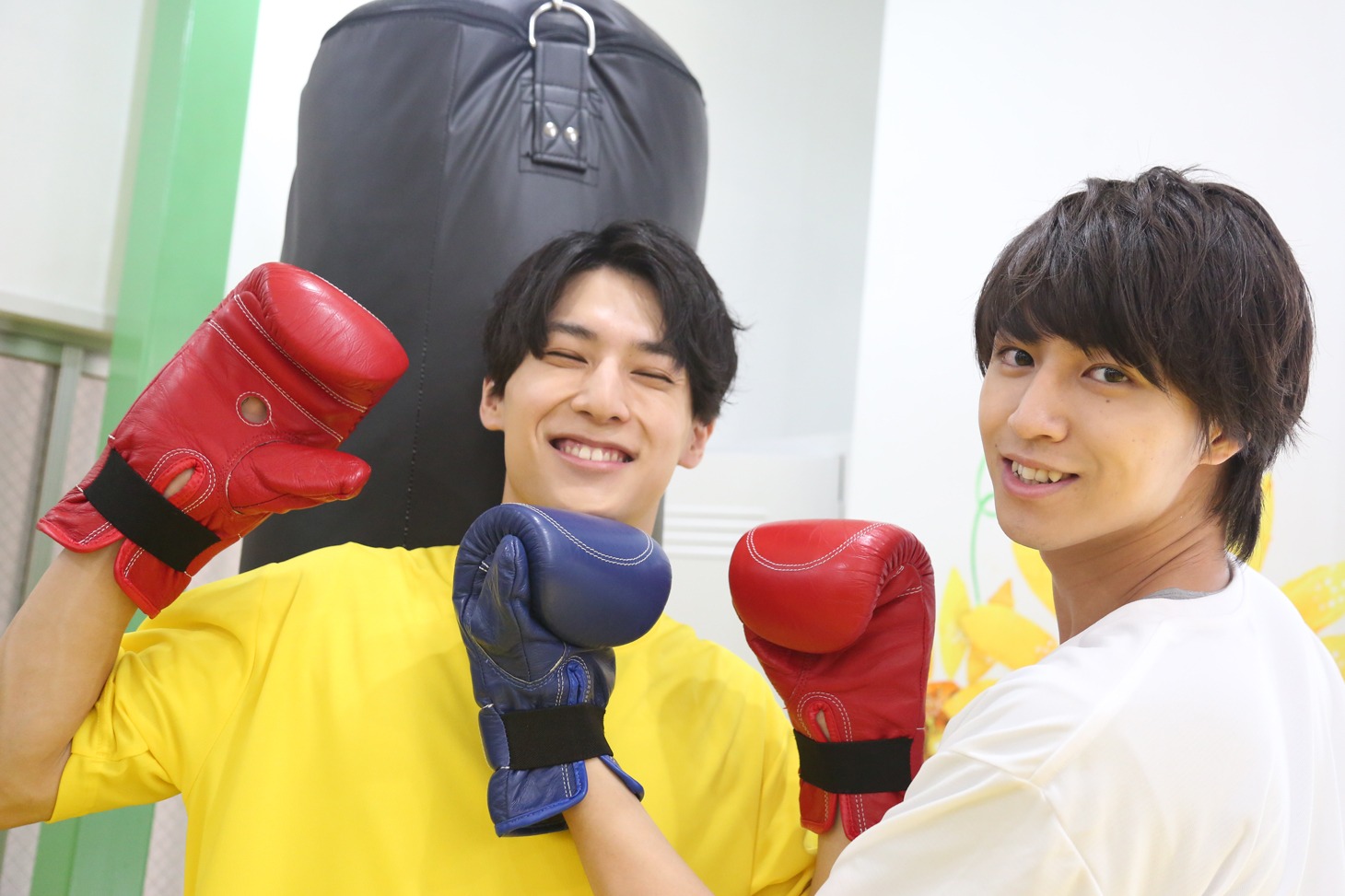 ユースケ（左）にパンチするタカシ（右）。