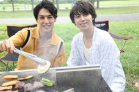 バーベキューをするユースケとタカシ。