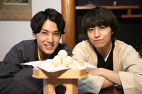 お月見をするユースケとタカシ。