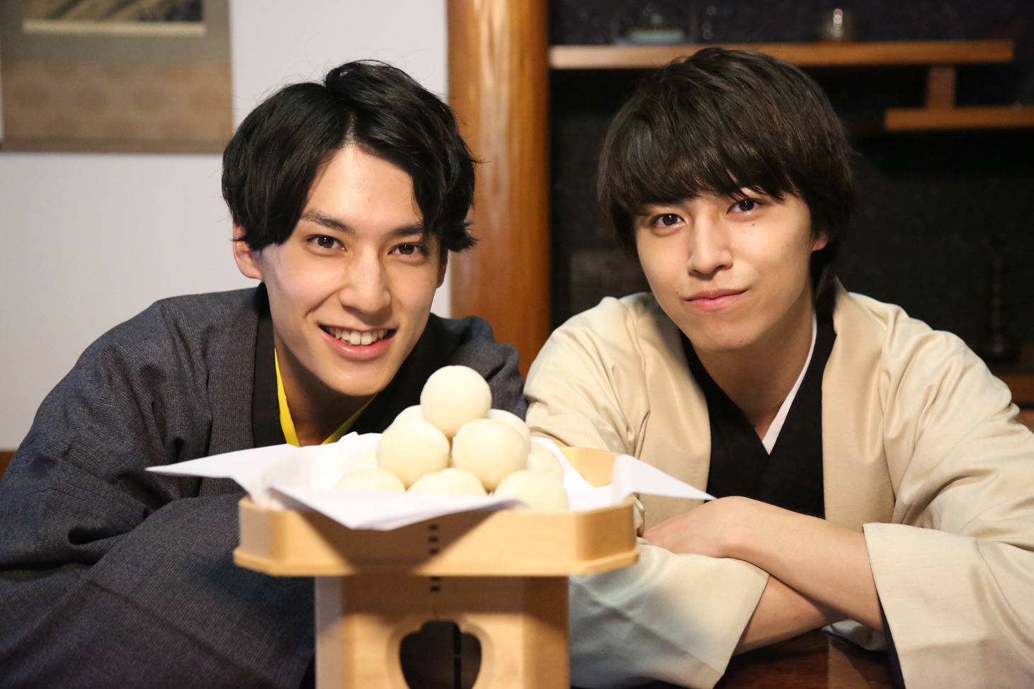 お月見をするユースケとタカシ。