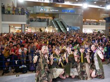 9月1日に愛知・エアポートウォーク名古屋にて行われたシングル「BURNING FESTIVAL」のリリースイベントの様子。（写真提供：スターダストプラネット）