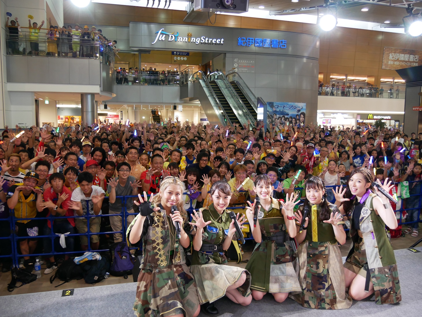 9月1日に愛知・エアポートウォーク名古屋にて行われたシングル「BURNING FESTIVAL」のリリースイベントの様子。（写真提供：スターダストプラネット）