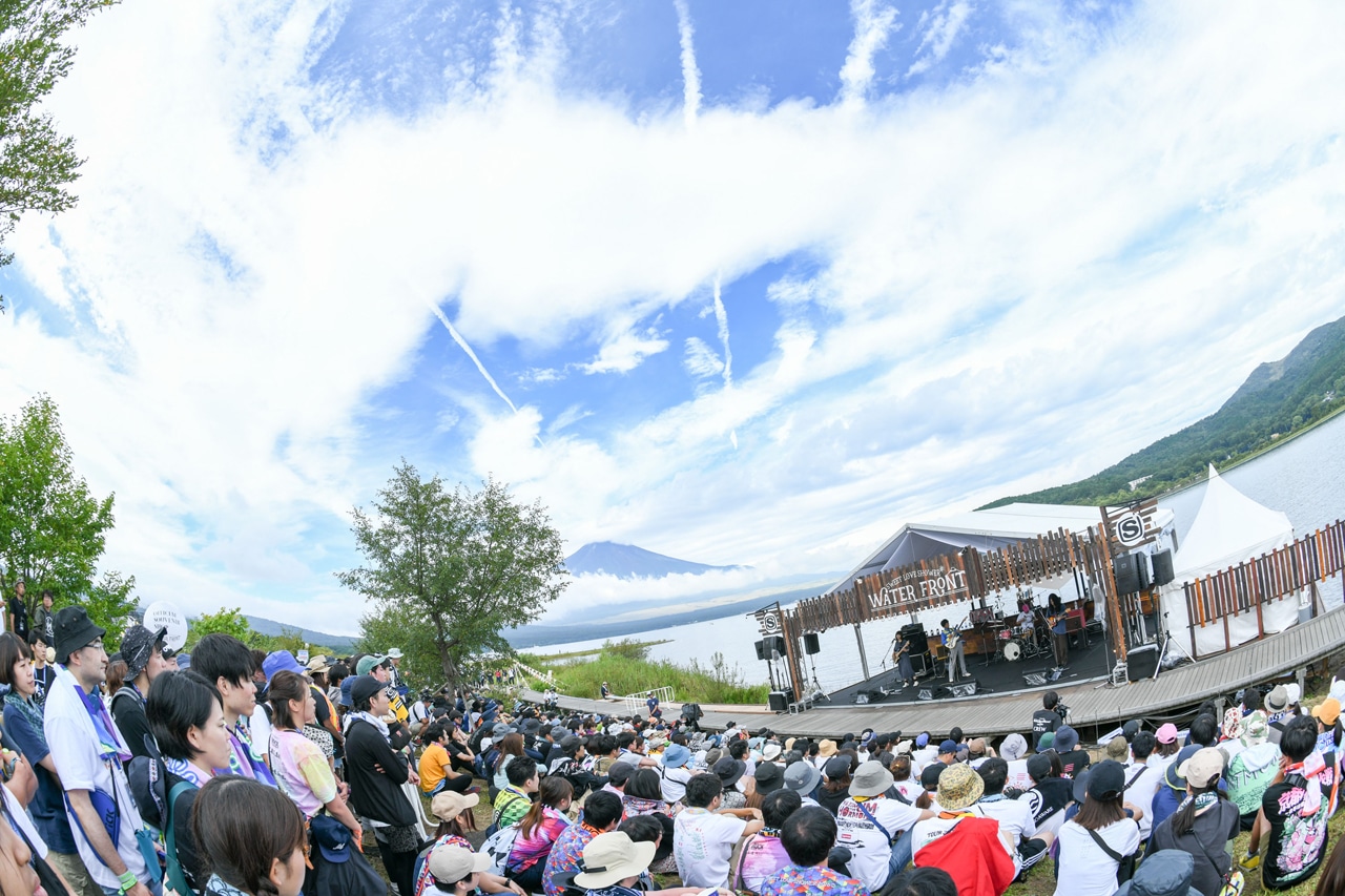 「SPACE SHOWER SWEET LOVE SHOWER 2018」MONO NO AWAREのステージの様子。（撮影：岸田哲平）