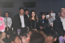 客席後方の扉から登場したTWICE。