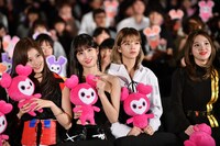 左からサナ、モモ、ジョンヨン、ナヨン。