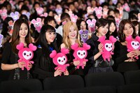 左からツウィ、チェヨン、ダヒョン、ミナ、ジヒョ。