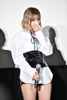 涙を拭くジョンヨン。