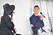 トークショーに出席したEXILE AKIRA（右）。