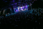 the quiet room「『色づく日々より愛を込めて Release Tour 2018』“捨てられないからこのまま全部抱いて走っていくツアー”」東京・渋谷CLUB QUATTRO公演の様子。