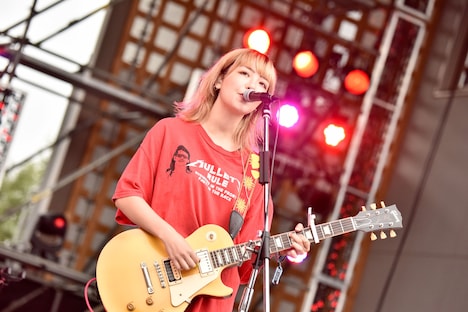 牛丸ありさ（Vo, G / yonige）（撮影：高田梓）