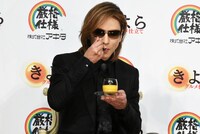 プリンを食すYOSHIKI。