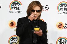 プリンを食すYOSHIKI。