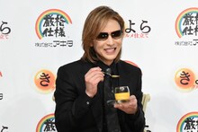 プリンを食べて微笑むYOSHIKI。