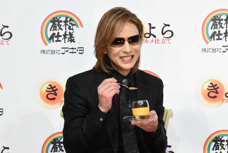 プリンを食べて微笑むYOSHIKI。