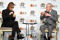 プリンを食べるYOSHIKI、秋田善祺社長。