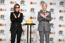 Xポーズを決めるYOSHIKI、秋田善祺社長。
