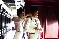 左から飯島寛騎演じる“下剋上王子”鏑木元、片寄涼太演じる“セレブ王子”朱雀奏。