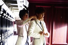 左から飯島寛騎演じる“下剋上王子”鏑木元、片寄涼太演じる“セレブ王子”朱雀奏。