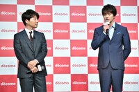 新田真剣佑の話を聞く星野源（左）。