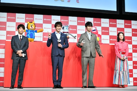 前列左から星野源、新田真剣佑、長谷川博己、浜辺美波。後列左からドニマル、コスモフ、モンジュウロウ。