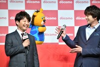 ドニマルとの共演を喜ぶ新田真剣佑（右）を笑顔で見守る星野源（左）。