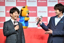 ドニマルとの共演を喜ぶ新田真剣佑（右）を笑顔で見守る星野源（左）。