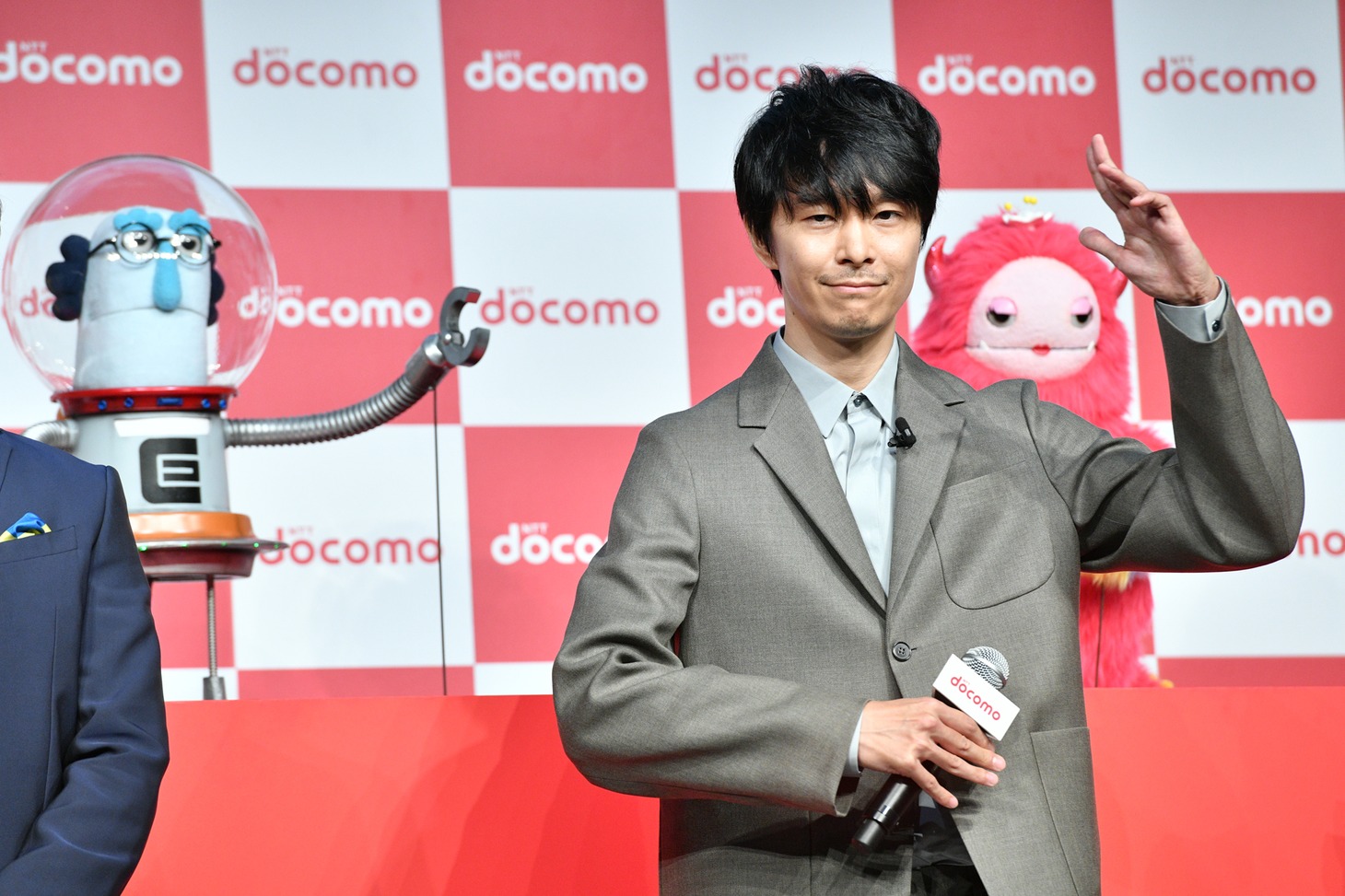 コスモフとシンクロする長谷川博己。