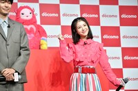 モンジュウロウとシンクロする浜辺美波。