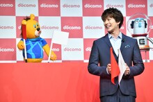 旗揚げに挑戦する前に見つめ合うドニマル（左）と新田真剣佑（右）。