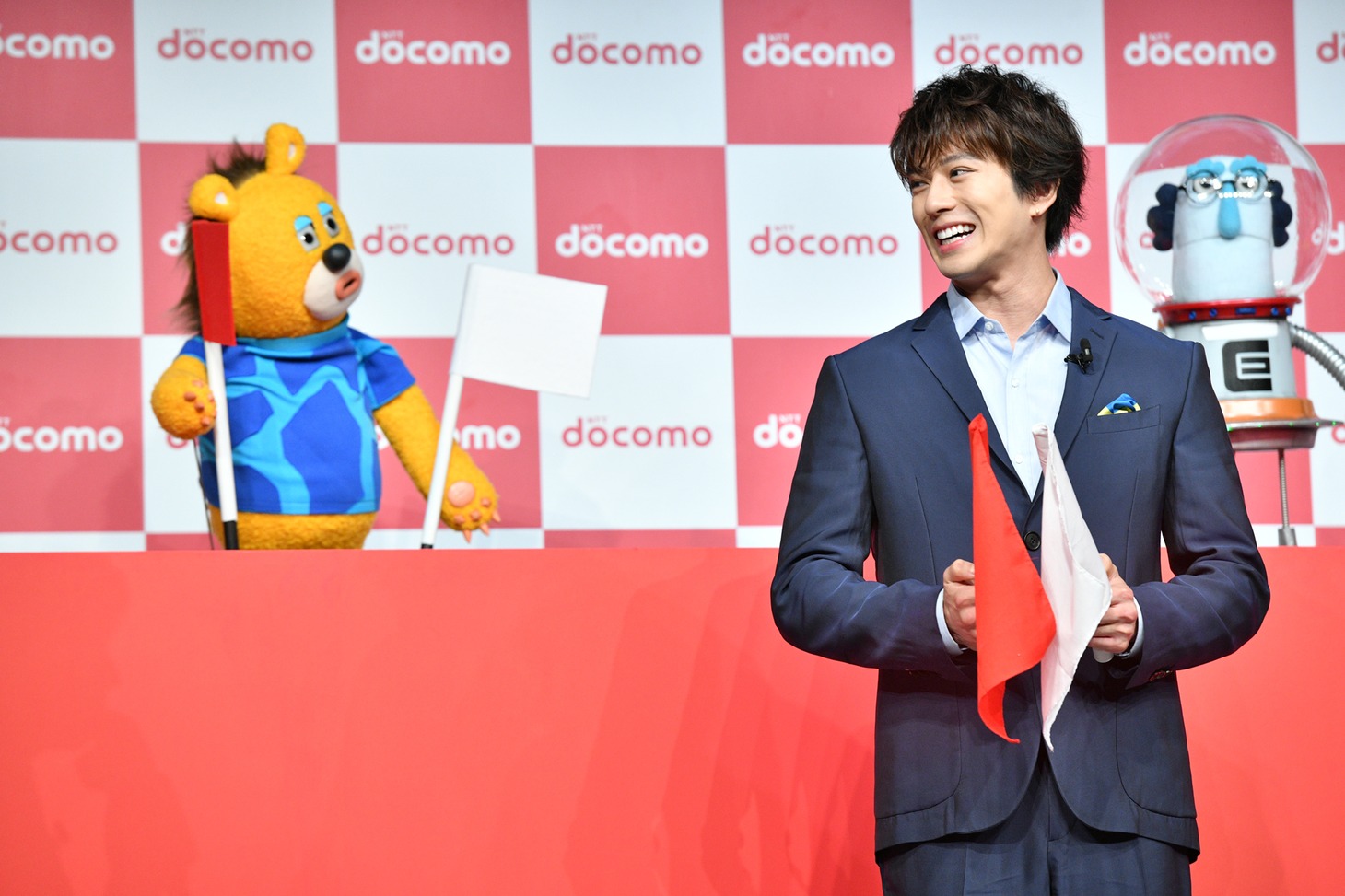 旗揚げに挑戦する前に見つめ合うドニマル（左）と新田真剣佑（右）。