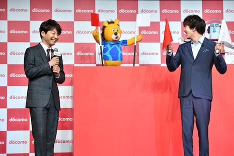 ドニマル（中央）と新田真剣佑（右）が旗揚げに挑戦する様子を見守る星野源（左）。