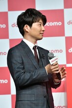 拍手をする星野源。