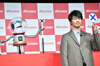 コスモフ（左）と○×クイズでシンクロする長谷川博己（右）。