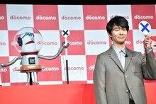 コスモフ（左）と○×クイズでシンクロする長谷川博己（右）。