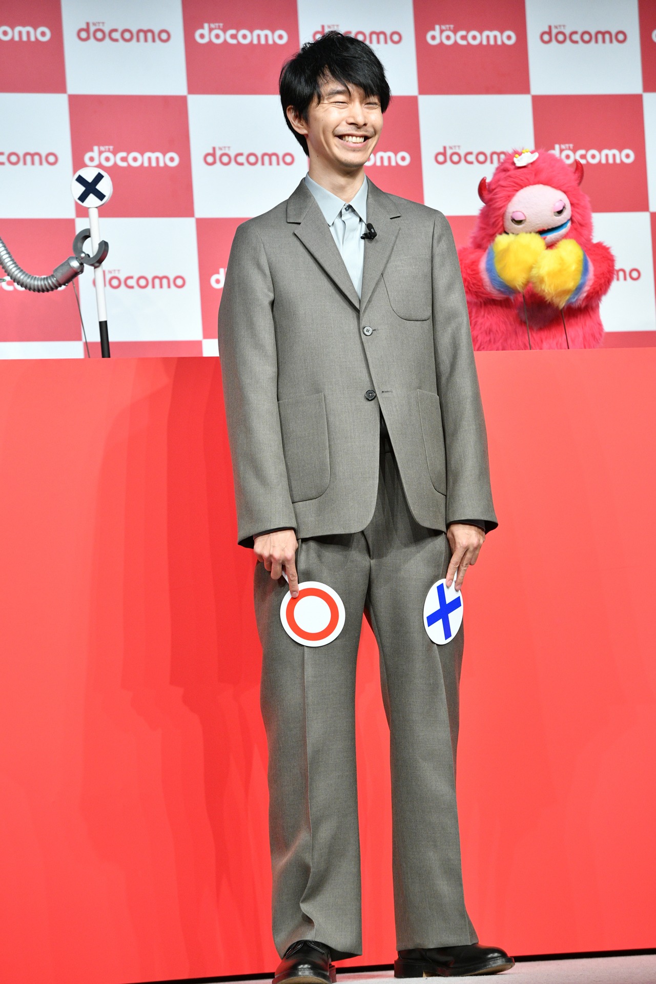 ○×クイズの札を持った長谷川博己。