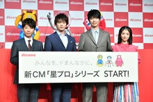 左から星野源、新田真剣佑、長谷川博己、浜辺美波。