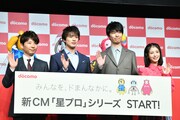 手を振る星野源、新田真剣佑、長谷川博己、浜辺美波。