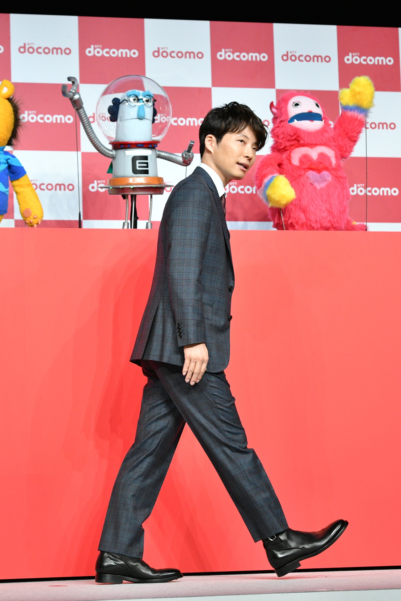 退場する星野源。