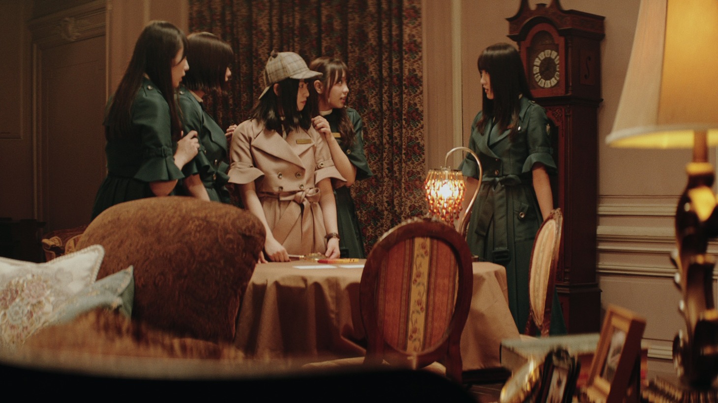 ロッテ「クランキー」CM「名探偵ねるの事件簿～怪盗クランキーからの挑戦状～初級解答」編のワンシーン。