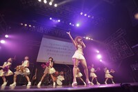 水着姿で「青い珊瑚礁」を歌う新木さくら。（写真提供：ジョブネット）