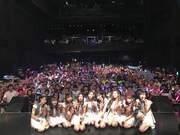 「“LinQの日”直前999円LIVE 2018『私たちがLinQです！アラタメマシテハジメマシテ。』」で撮影された記念写真。（写真提供：ジョブネット）