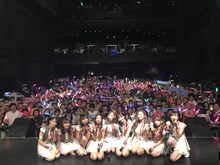 「“LinQの日”直前999円LIVE 2018『私たちがLinQです！アラタメマシテハジメマシテ。』」で撮影された記念写真。（写真提供：ジョブネット）