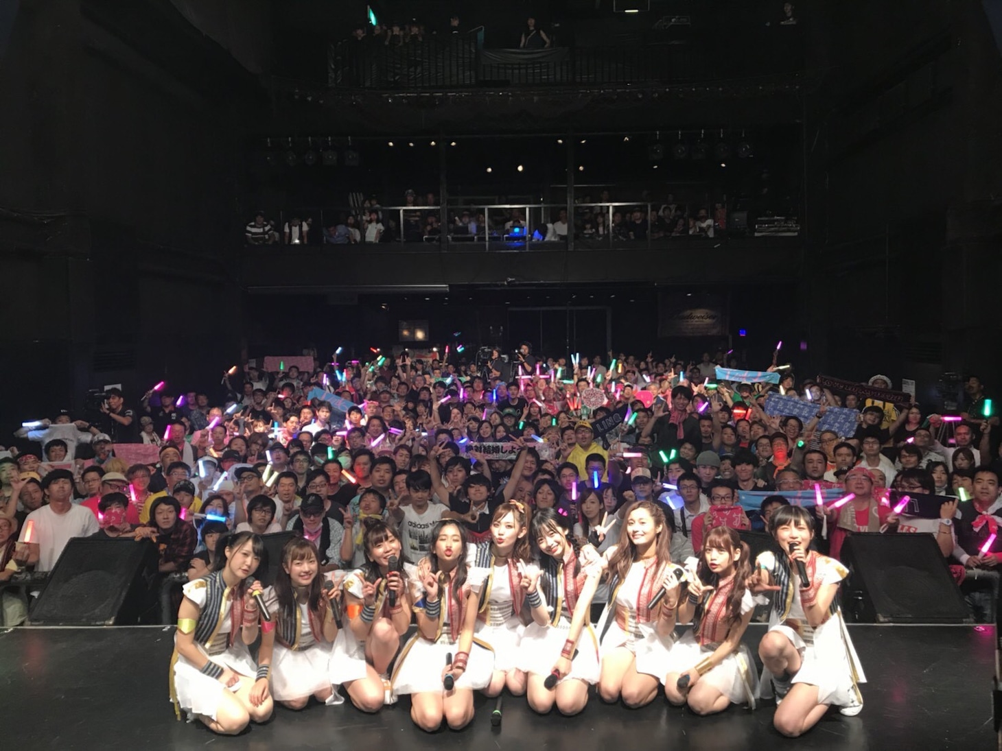 「“LinQの日”直前999円LIVE 2018『私たちがLinQです！アラタメマシテハジメマシテ。』」で撮影された記念写真。（写真提供：ジョブネット）