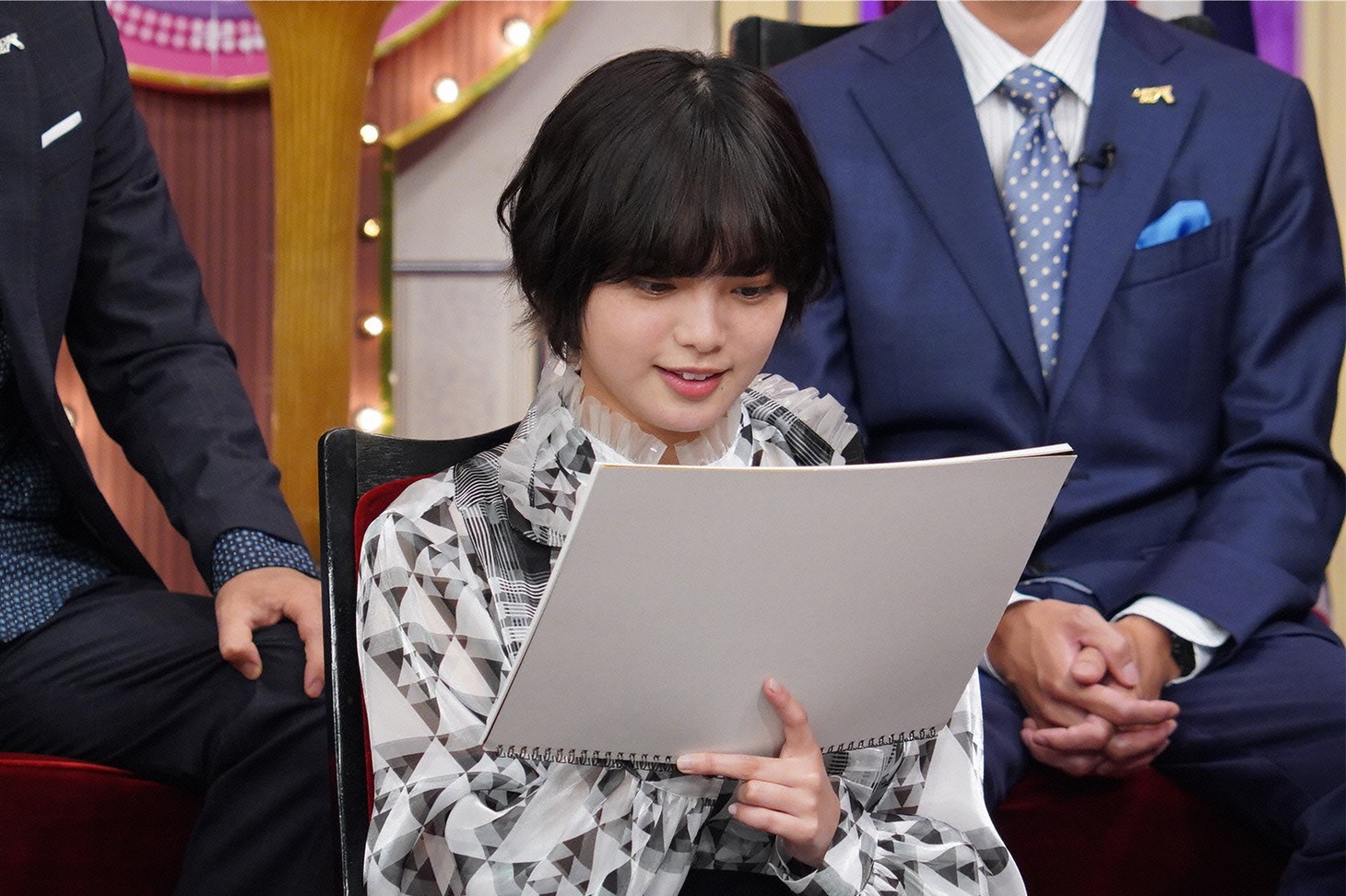 「しゃべくり007」より、得意の似顔絵を披露する平手友梨奈（欅坂46）。(c)NTV