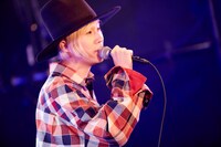 山田義孝（Vo）（写真提供：ポニーキャニオン）